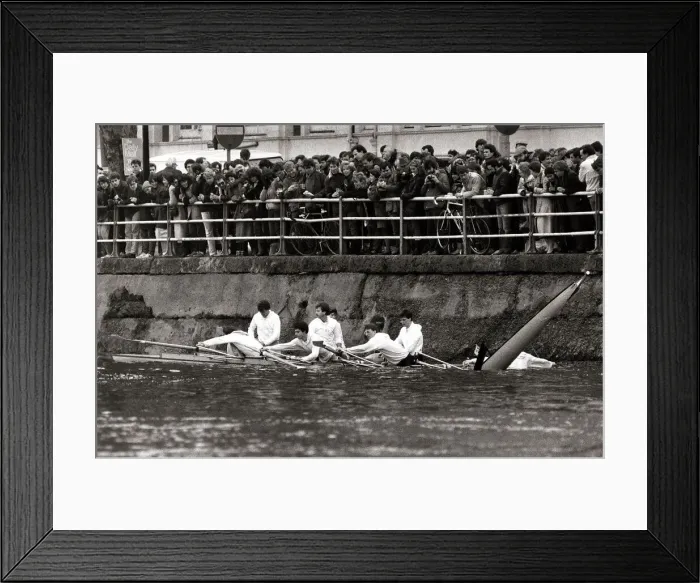 Framed Print : Rowing - Oxford v Cambridge Boat Race - 1984 cambridge take a dip as their boat