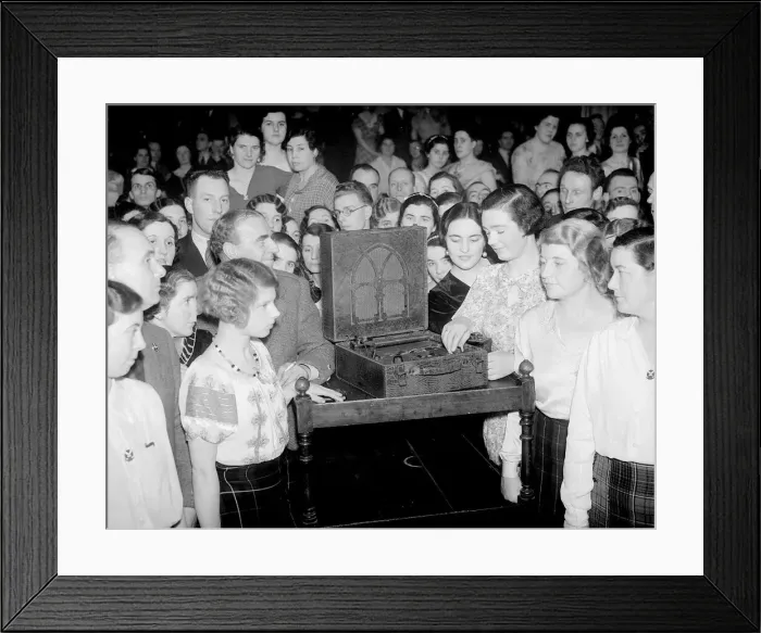 Framed Print : Listening to the King Edward VIII Abdication Crisis speech Royal supporters