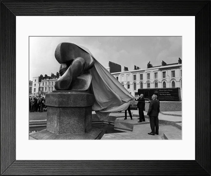 Framed Print : Art Sculpture Locking Piece'- July 1968 Henry Moore at the unveiling of Framed Print : Art Sculpture Locking Piece'- July 1968 Henry Moore at the unveiling of