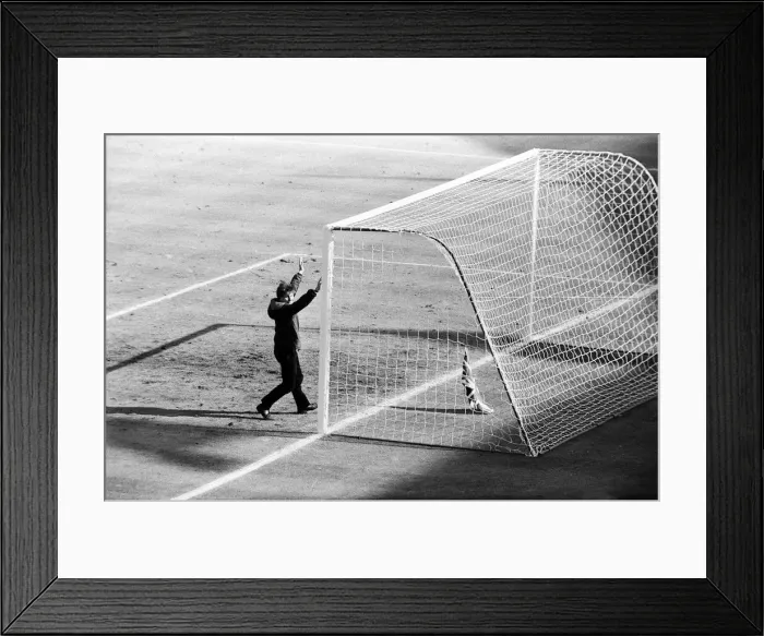 Framed Print : England v West Germany World Cup Final 30th July 1966. Amid the happy frenzy