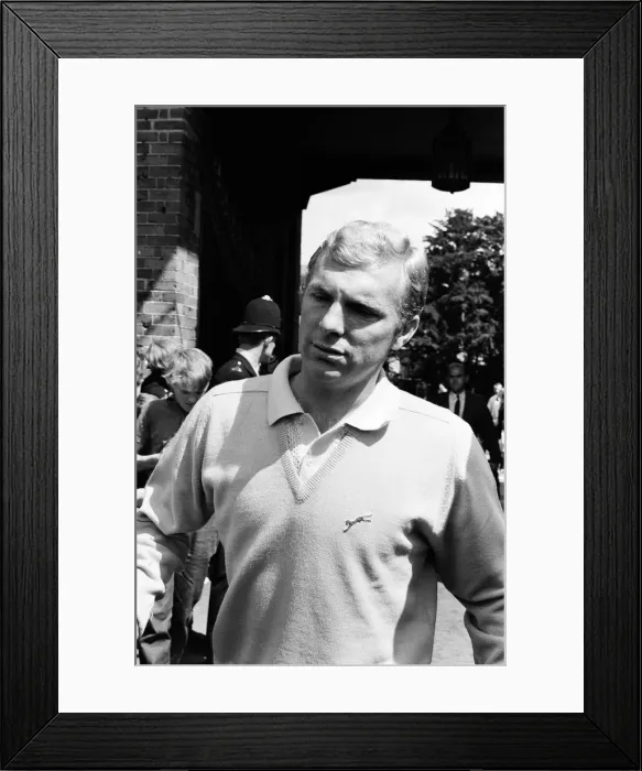 Framed Print : The England team depart from Hendon Hall hotel on their way to Wembley for the World Cup Framed Print : The England team depart from Hendon Hall hotel on their way to Wembley for the World Cup