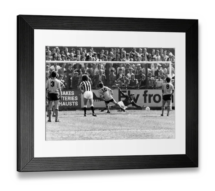 Framed Print : Newcastle United Action - Newcastle United v Cambridge 29 April 1984 - Kevin Smith beats Framed Print : Newcastle United Action - Newcastle United v Cambridge 29 April 1984 - Kevin Smith beats