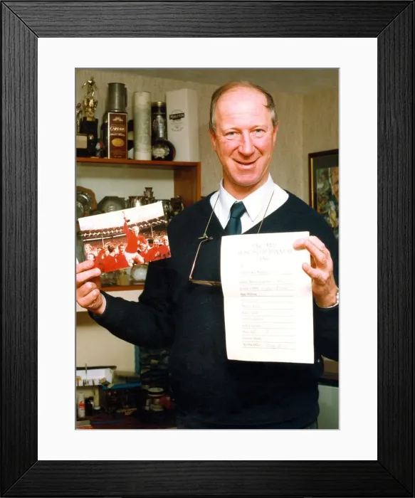Framed Print : Jack Charlton signs the famous 1966 Bobby Moore World Cup victory picture to finish all