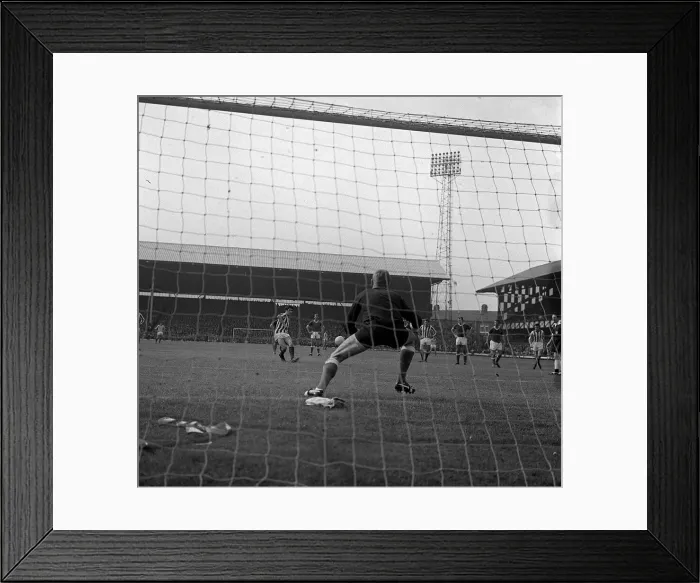 Framed Print : Sunderlands Jim Baxter misses Penalty 17th August 1965