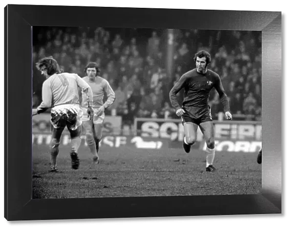 Chelsea v Huddersfield 1971  /  72 Season. Chelsea striker Peter Osgood seen here in action