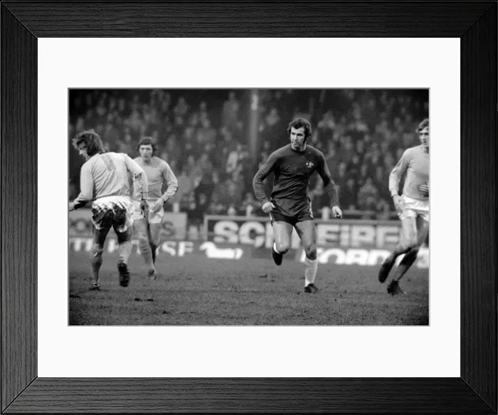 Framed Print : Chelsea v Huddersfield 1971  /  72 Season. Chelsea striker Peter Osgood seen here in action