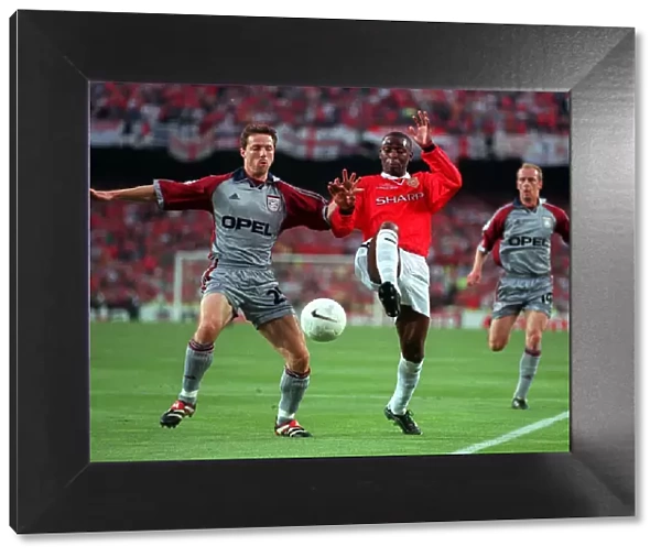Manchester United player Andy Cole and Bayern Munich player Thomas Linke go for the ball