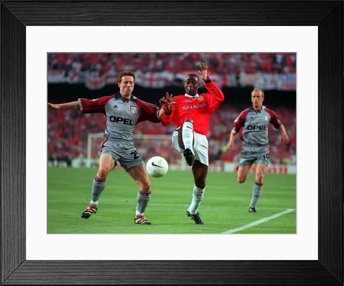 Framed Print : Manchester United player Andy Cole and Bayern Munich player Thomas Linke go for the ball
