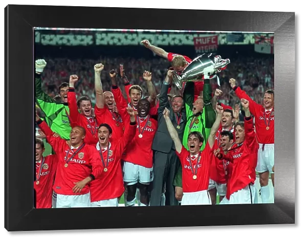 Manchester United players May 1999 including goalkepeer Peter Schmeichel (3rd R