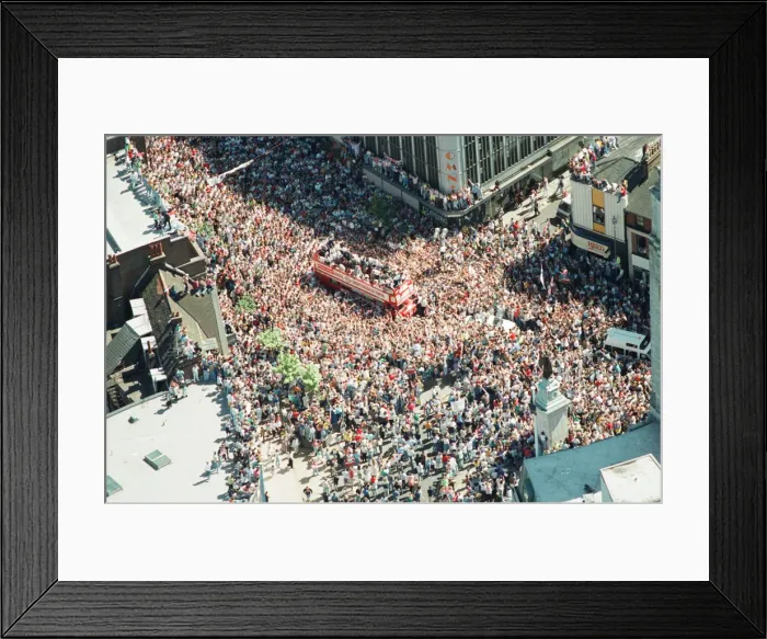 Framed Print : Thousands of England football fans line the streets near Luton airport to welcome their Framed Print : Thousands of England football fans line the streets near Luton airport to welcome their