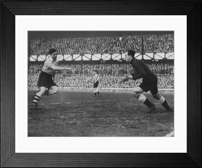 Framed Print : Sunderland v Southampton FA Cup match at Roker Park, 27th January 1951 Framed Print : Sunderland v Southampton FA Cup match at Roker Park, 27th January 1951