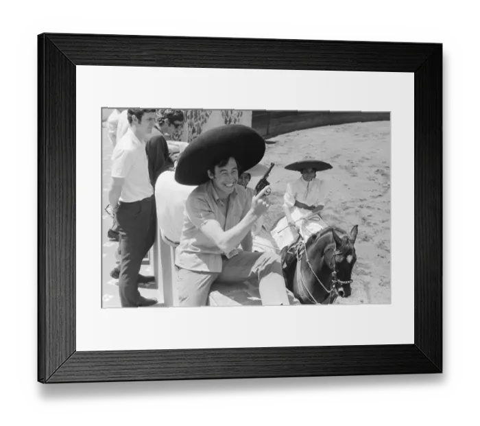 Framed Print : 1970 World Cup Finals in Mexico. England goalkeeper Gordon Banks wearing a sombrero