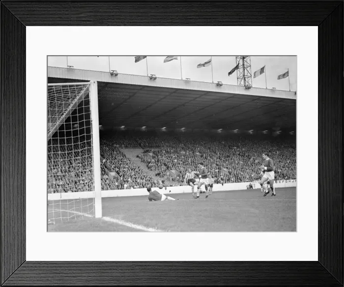 Framed Print : English League Division One match at Hillsborough. Sheffield Wednesday 1 v Framed Print : English League Division One match at Hillsborough. Sheffield Wednesday 1 v