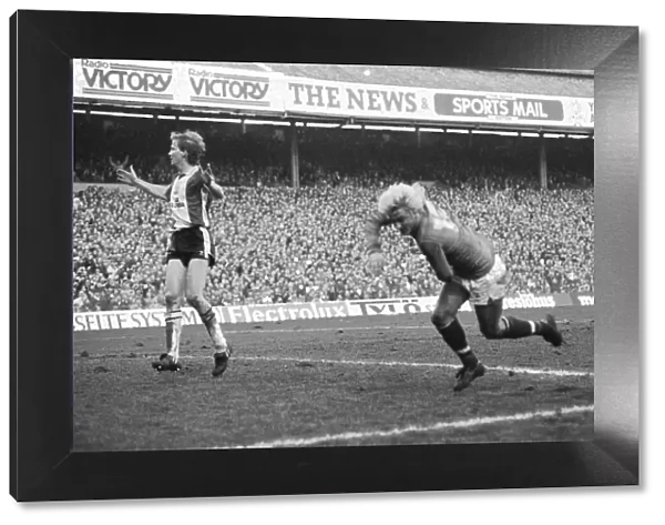 FA Cup 5th round tie. Portsmouth 0 v. Southampton 1. Alan Biley shoots for