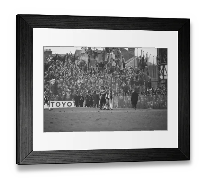 Framed Print : FA Cup 5th round tie. Portsmouth 0 v. Southampton 1. Southampton celebrate