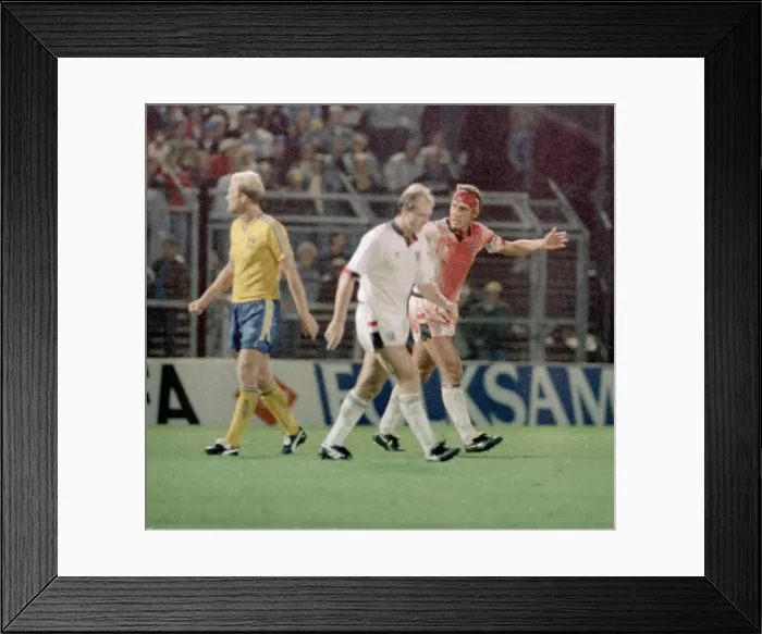 Framed Print : 6 September 1989, Sweden v England. Terry Butcher organising the defence towards the end Framed Print : 6 September 1989, Sweden v England. Terry Butcher organising the defence towards the end