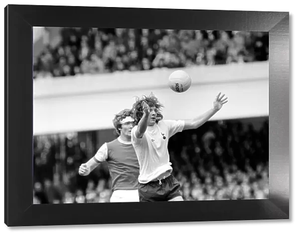Football: Arsenal (1) vs. Tottenham Hotspur (0). April 1977 77-02053-037