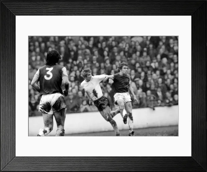 Framed Print : Football: West Ham F. C. v. Burnley. West Ham (2) v. Burnley (1). March 1975 75-01466-067 Framed Print : Football: West Ham F. C. v. Burnley. West Ham (2) v. Burnley (1). March 1975 75-01466-067