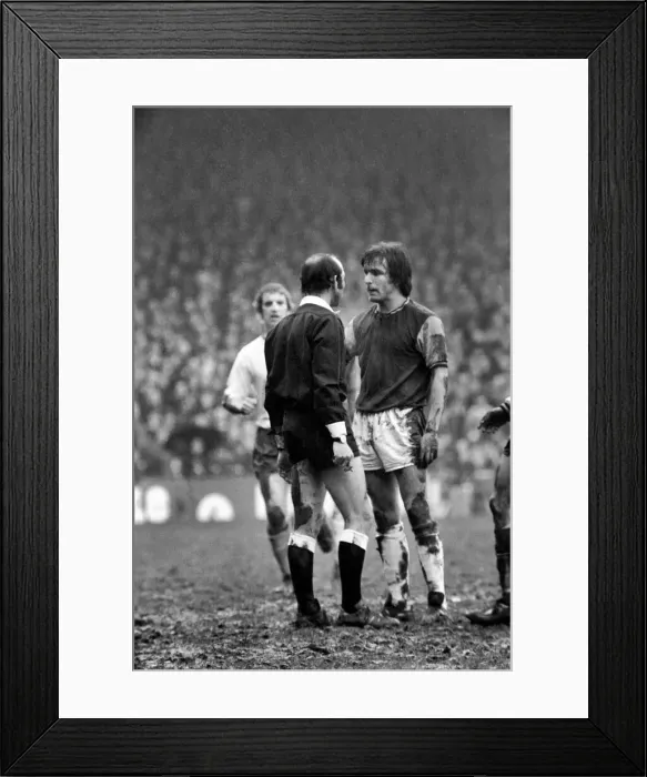 Framed Print : Football: West Ham F. C. v. Burnley. West Ham (2) v. Burnley (1). March 1975 75-01466-051