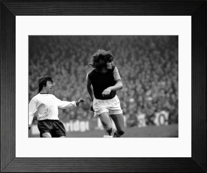 Framed Print : Football: West Ham F. C. v. Burnley. West Ham (2) v. Burnley (1). March 1975 75-01466-038