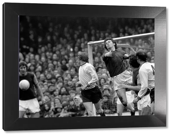 Football: West Ham F. C. v. Burnley. West Ham (2) v. Burnley (1). March 1975 75-01466-027