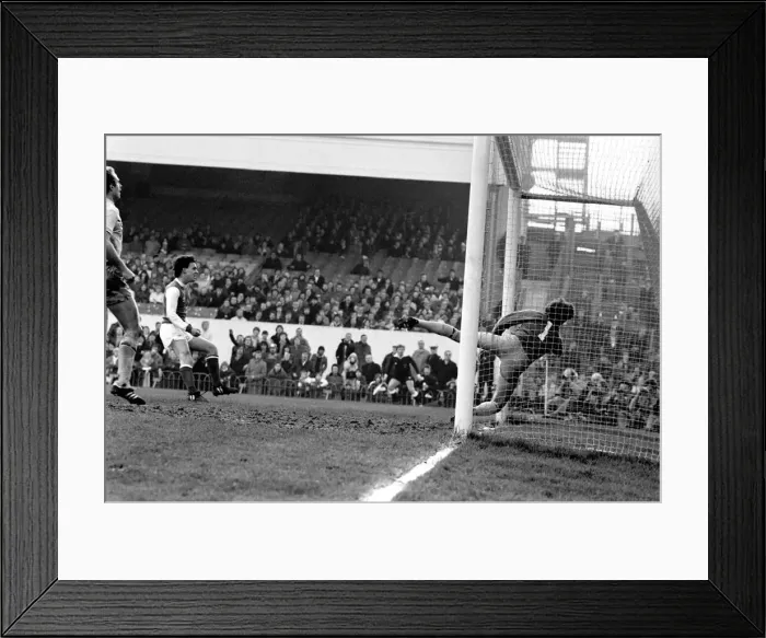 Framed Print : Sport: Football: Arsenal vs. Coventry. Action from the match. February 1981 81-00516-013 Framed Print : Sport: Football: Arsenal vs. Coventry. Action from the match. February 1981 81-00516-013