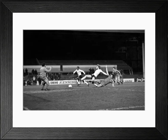 Framed Print : Sport: Football: F. A Cup: 3rd Round Replay: Tottenham Hotspur (3) v