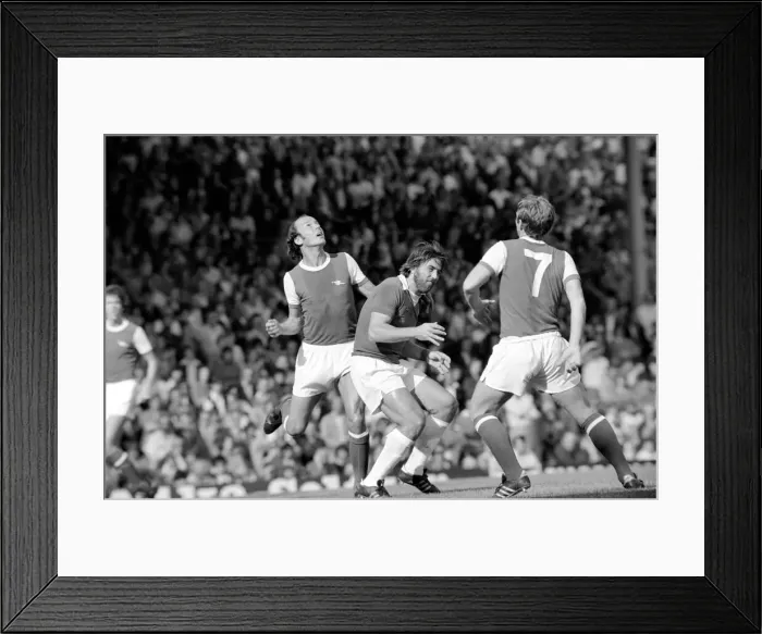 Framed Print : Sport / Football: Arsenal v. Everton. September 1975 75-04968-013 Framed Print : Sport / Football: Arsenal v. Everton. September 1975 75-04968-013