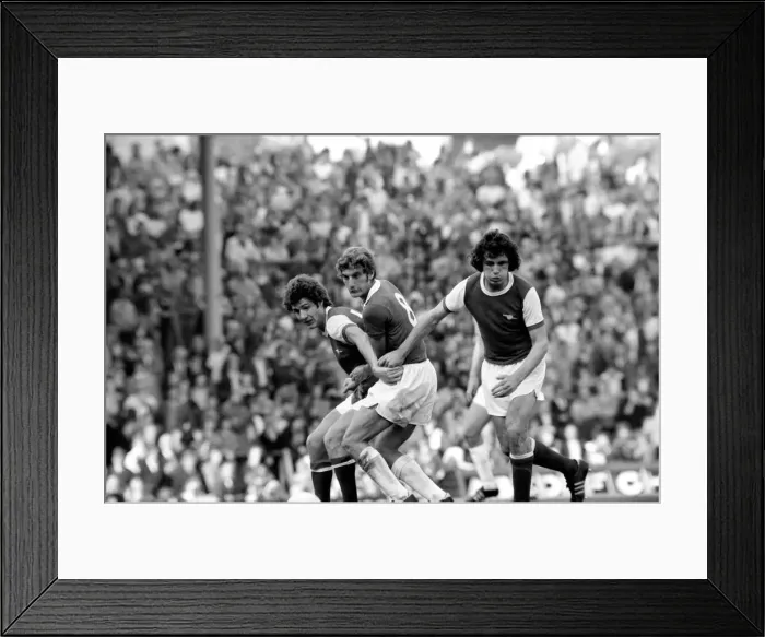 Framed Print : Sport  /  Football: Arsenal v. Everton. September 1975 75-04968-002