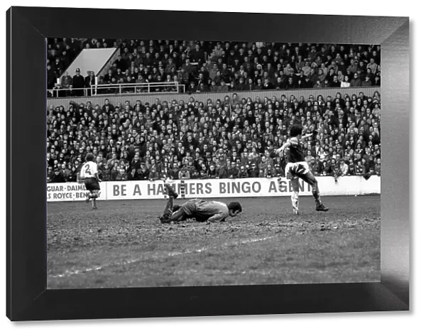 Football: West Ham vs. Burnley F. C. March 1975 75-01462-018