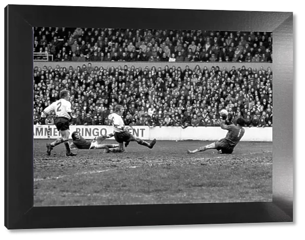 Football: West Ham vs. Burnley F. C. March 1975 75-01462-034