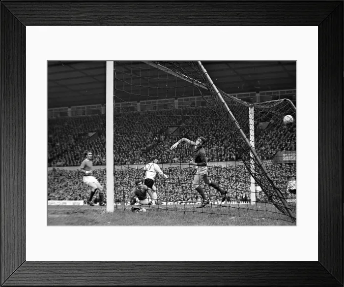 Framed Print : Manchester United goalkeeper Alex Stepney fails to stop a Sunderland goal during their