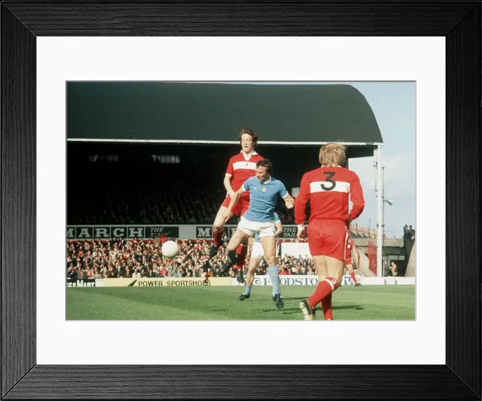 Framed Print : Mike Summerbee in action for Manchester City against Middlesbrough, 1974 Framed Print : Mike Summerbee in action for Manchester City against Middlesbrough, 1974