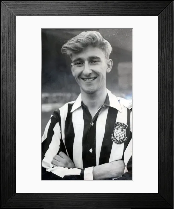 Framed Print : St Mirren football player ally MacLeod, 1956 Framed Print : St Mirren football player ally MacLeod, 1956