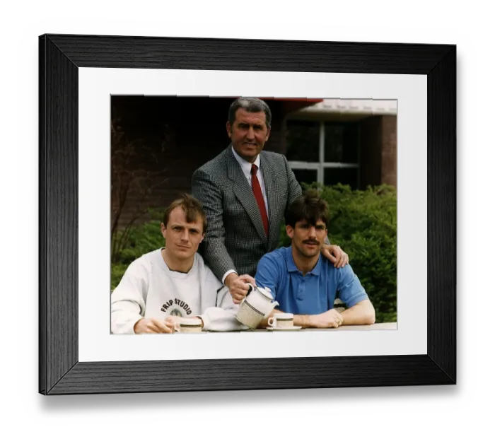 Framed Print : Chelsea manager Bobby Campbell pours a cup of tea for his two players John Bumstead (left