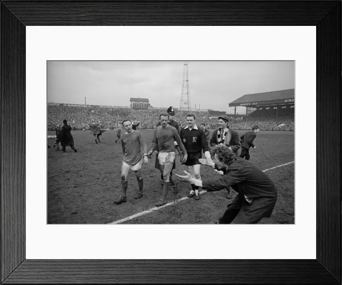 Framed Print : FA Cup Semi Final match at Burnden Park, Bolton. Everton 1 v Manchester United 0 Framed Print : FA Cup Semi Final match at Burnden Park, Bolton. Everton 1 v Manchester United 0