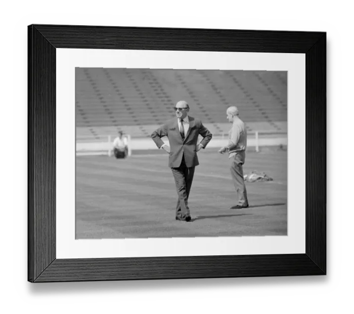 Framed Print : Manchester United manager Matt Busby surveys the pitch at Wembley before his side Framed Print : Manchester United manager Matt Busby surveys the pitch at Wembley before his side