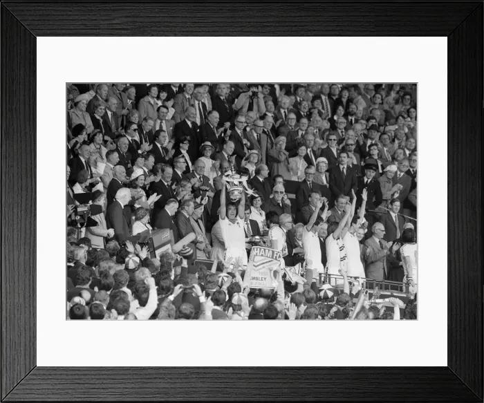 Framed Print : Billy Bonds holds up the FA Cup after the presentation after West Ham had beaten Arsenal