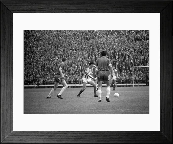 Framed Print : Jim Baxter runs around the Celtic defence in sunderland colours for the first time when Framed Print : Jim Baxter runs around the Celtic defence in sunderland colours for the first time when