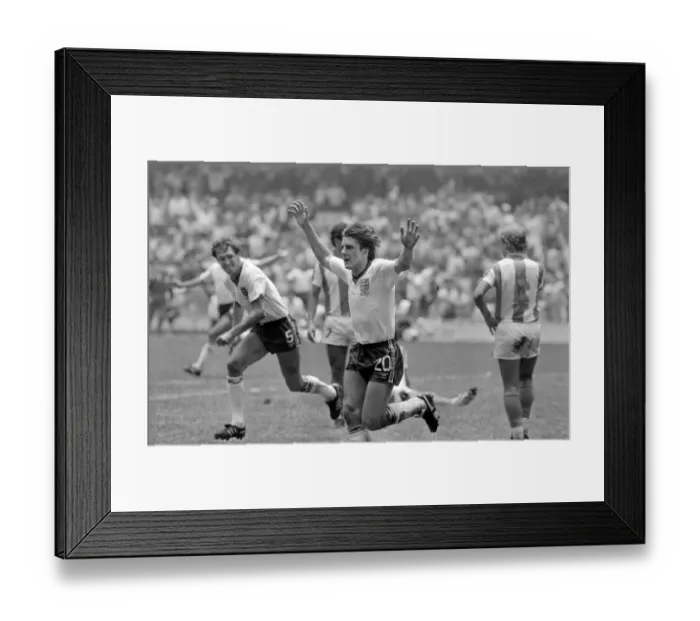 Framed Print : 1986 World Cup Second Round match in Mexico City. England 3 v Paraguay 0