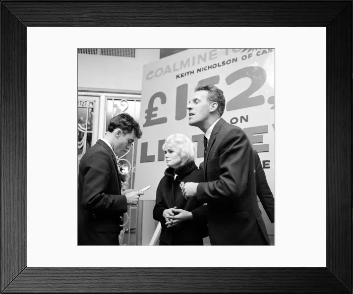 Framed Print : Pools winner Vivian Nicholson and husband Keith Howard Nicholson receive a cheque for