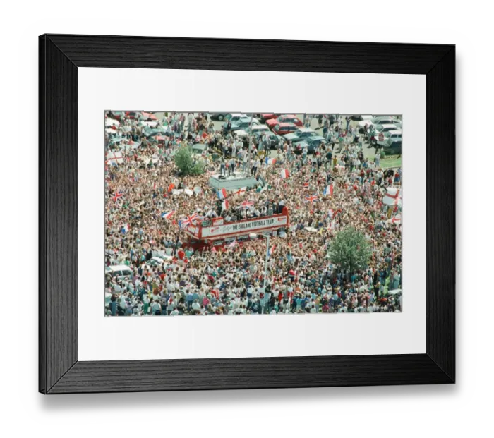 Framed Print : Thousands of England football fans line the streets near Luton airport to welcome their Framed Print : Thousands of England football fans line the streets near Luton airport to welcome their