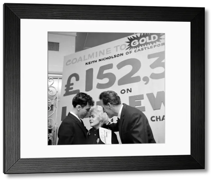 Framed Print : Pools winner Vivienne Nicholson and husband Keith Howard Nicholson receive a cheque for Framed Print : Pools winner Vivienne Nicholson and husband Keith Howard Nicholson receive a cheque for