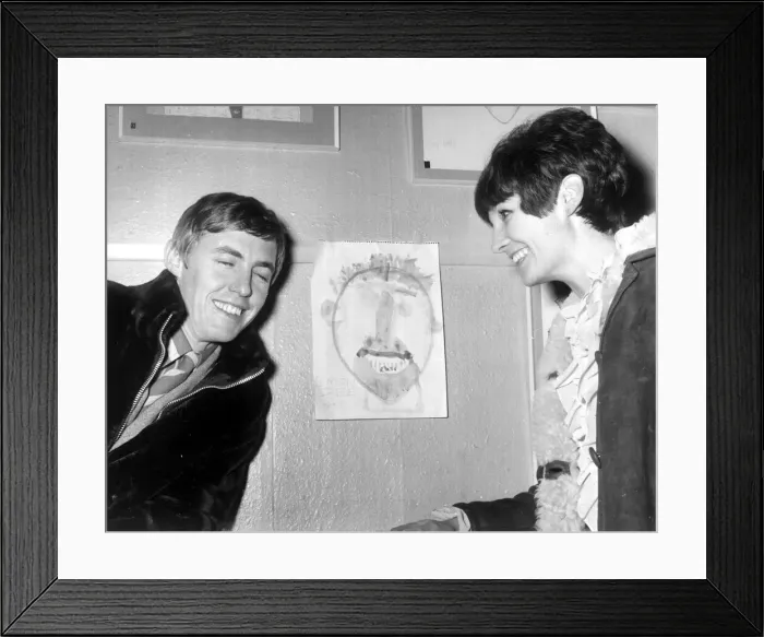 Framed Print : Simon Dee withis wife Bunny and the painting of himself by his five year old son Simon