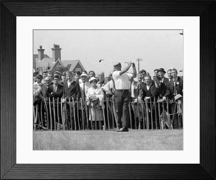 Framed Print : Argentine golfer Roberto de Vicenzo adriving off watched by spectators during the British
