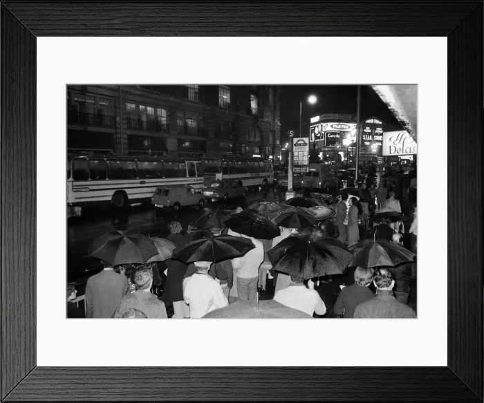 Framed Print : London travellers are soaked by the rain as the end of the 1976 drought is officially Framed Print : London travellers are soaked by the rain as the end of the 1976 drought is officially