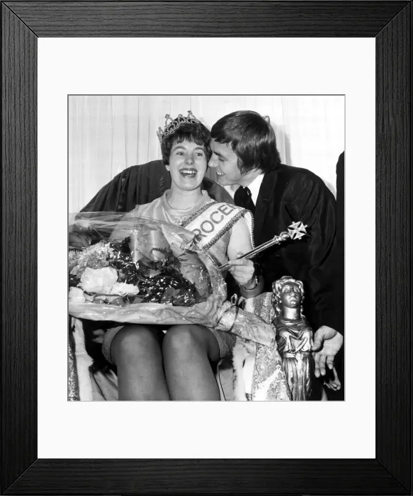 Framed Print : DJ Simon Dee congratulates Patricia Hilditch after winning the Best Grocery girl 1969 Framed Print : DJ Simon Dee congratulates Patricia Hilditch after winning the Best Grocery girl 1969