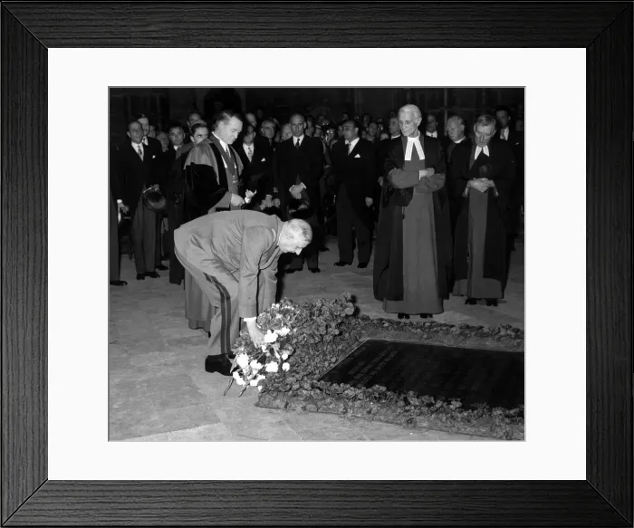Framed Print : President Charles De Gaulle - April 1960 lays a wreath on the Unknown Warriors tomb