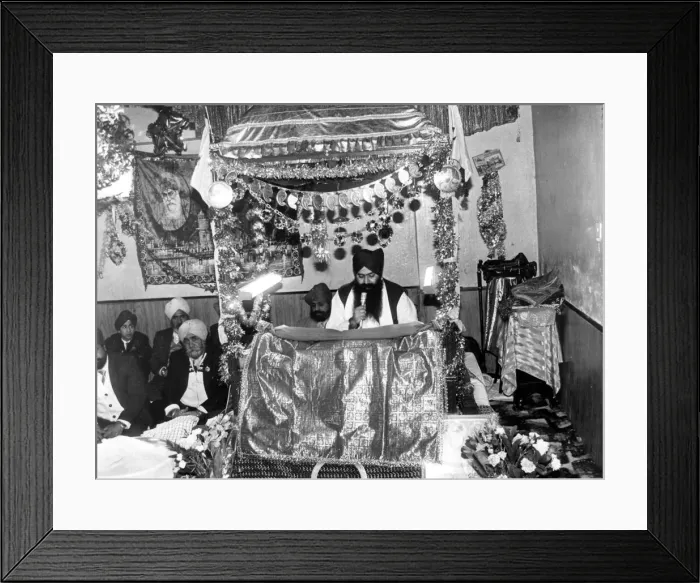 Framed Print : Cardiff - Religion - Priest Charananjit Singh holds a reading at the Sikh temple in