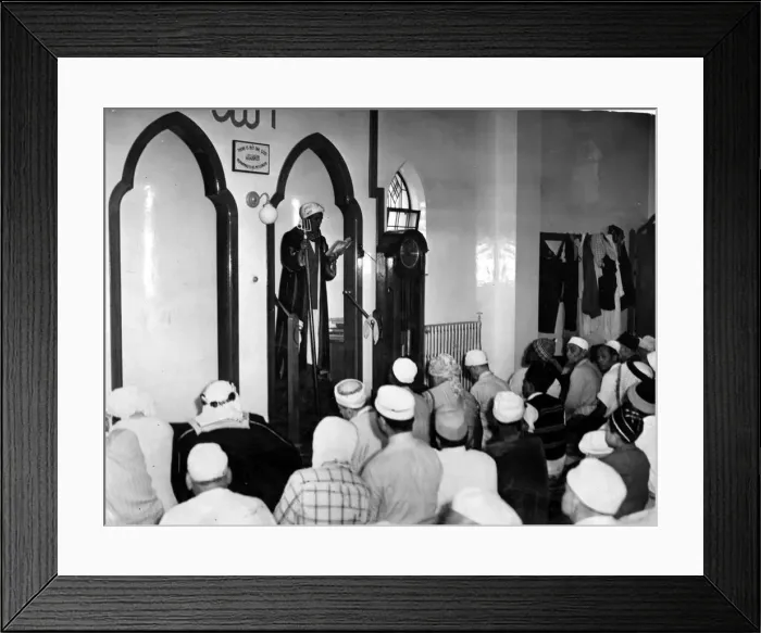 Framed Print : Shekh Ahmed Hassan Elml leads members of Cardiffs Moslem community in prayer